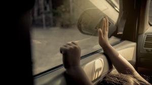 Caz cutremurător! Un copil de 2 ani a murit, uitat în mașină, pentru că tatăl era „ocupat” cu filme pentru adulți!