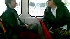 VIDEO care te baga in perfuzii! Cea mai penala calatoare din tramvai! Femeia asta fara bilet dar tare in gura l-a facut pe vatman sa se dea jos, s-o injure de morti si sa abandoneze tramvaiul- Are o voce care te umple de draci