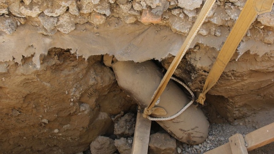 Pericol de explozie la Galați: un utilaj agricol a scos din pământ o bombă de aviație