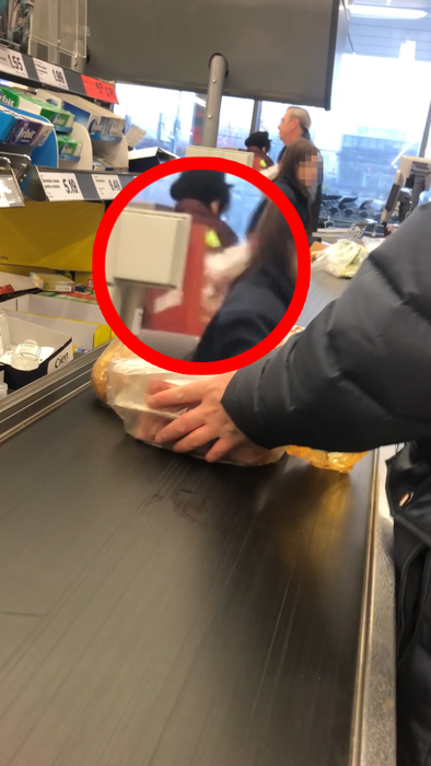 A "reciclat" o cutie de carton, doar ca să nu cumpere pungă