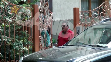 Relatia dintre Romanita si Adrian Iovan a ramas…incordata. Ea nu-l primeste in casa. Pilotul s-a jucat cu fiul sau la poarta