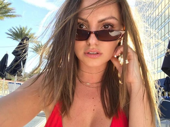 Alexandra Stan și-a pozat zonele intime de la mică distanță, iar fanii „și-au lipit” ochii de ecranele telefoanelor