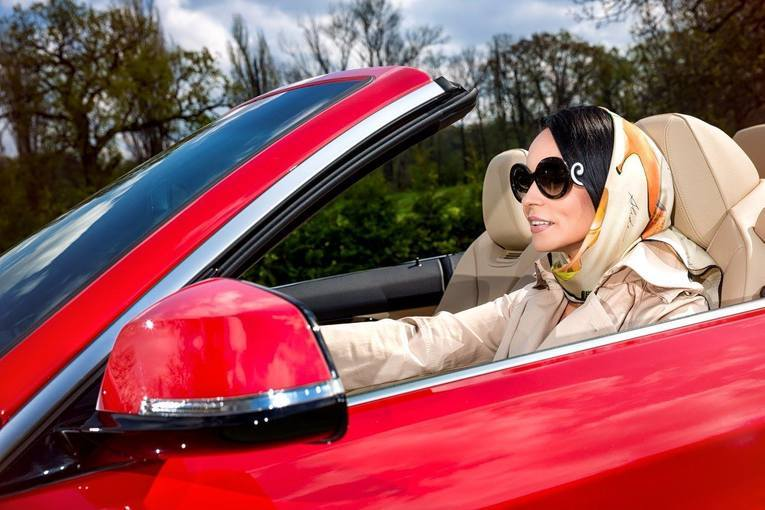 Andreea Marin a anunţat chiar de Florii că va conduce pentru o perioadă un superb BMW roşu, iar fostul ei soţ se pare că i-a călcat pe urme, alegând inclusiv aceeaşi culoare!