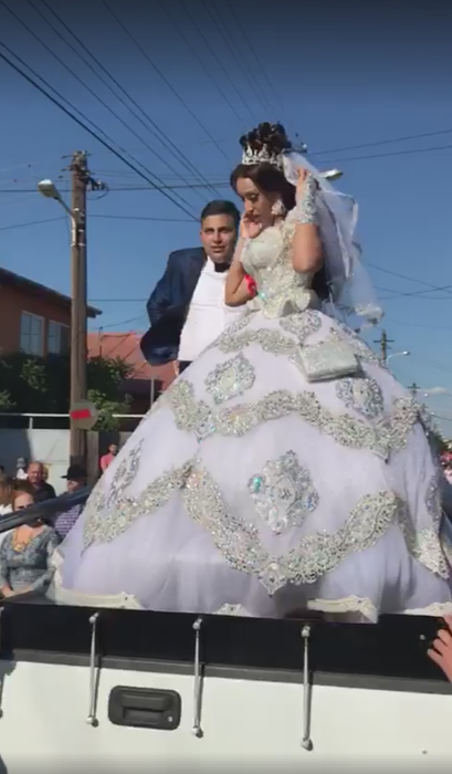 Mirele şi mireasa au urcat, la cererea naşilor, pe limuzină