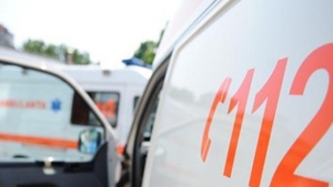 Un microbuz în care erau 17 copii s-a răsturnat pe A1! Opt persoane au fost rănite