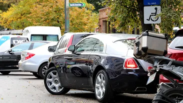 Imaginile care se vor viraliza instant! Cum a putut un cunoscut milionar să-şi parcheze Rolls-ul de 300.000 € în buricul Capitalei