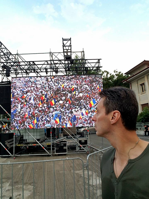 Mircea Badea, gest surprinzător la TV! S-a dezbrăcat și și-a arătat părțile intime în direct: „Ce atâta frăsuială?”