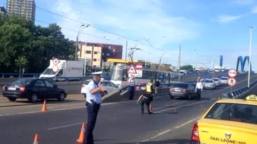Un mort și doi răniți într-un accident în Bucureşti. Tramvaiele liniei 27, blocate