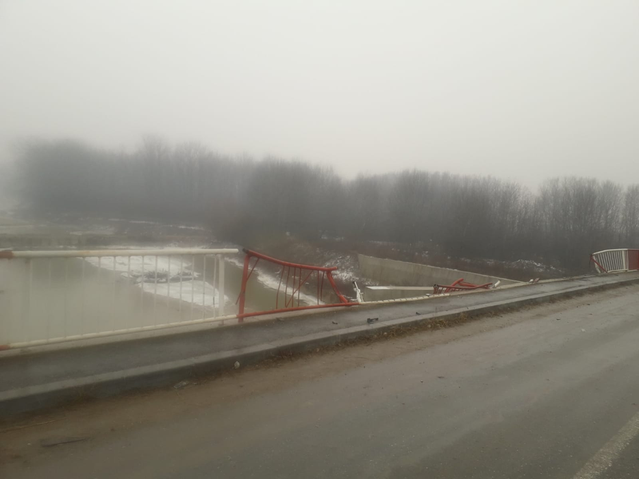 Șoferul nu a mai putut controla camionul din cauza poleiului și a plonjat cu el, de pe pod, în râu