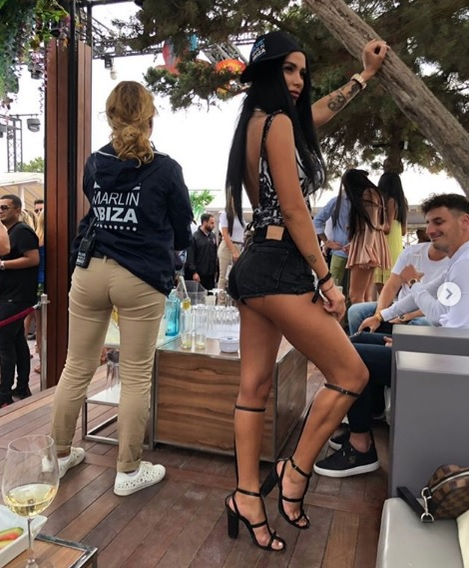 Mai mult dezbrăcată decât îmbrăcată! Cum a fost fotografiată Daniela Crudu azi, într-un club din Ibiza