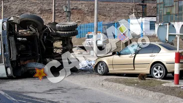 S-au strans ca la circ sa vada ce-a facut un BMW  cu o masina de gunoi!