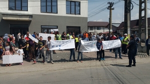 VIDEO. Sute de romi au ieșit în stradă, la Românești. Scandează "Jos balastierele" și spun rugăciuni