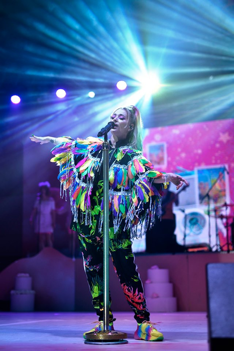 Delia, concert cu totul la vedere! Imagini +18 pentru cei din primul rând