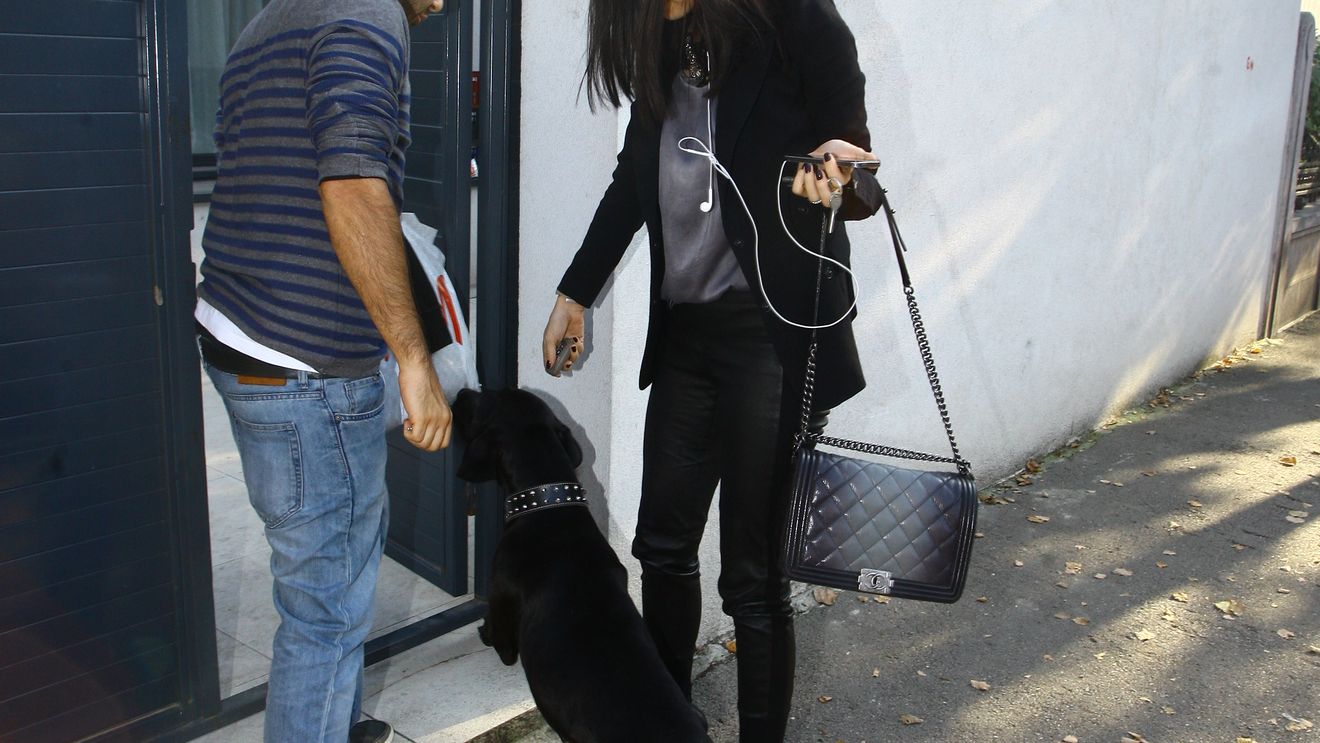 Uite-o cum se scuza: "Ii arat muntii si femeile"! Andreea Raicu, filmata alaturi de un barbat misterios!