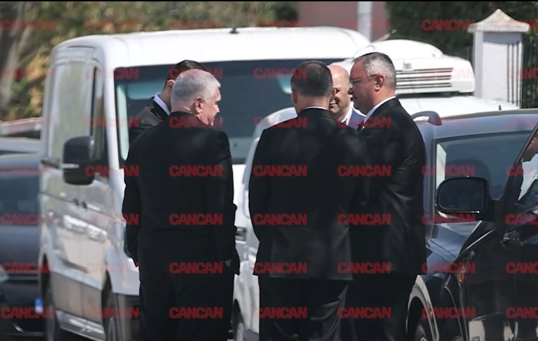 După ce i-a aranjat insigna lui Nicolae Ciucă Adrian Zuckerman a continuat discuția