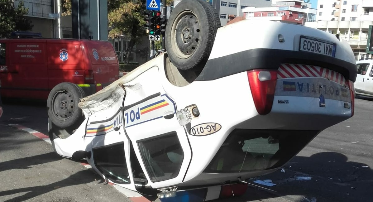 Mașina de poliție s-a răsturnat în urma impactului