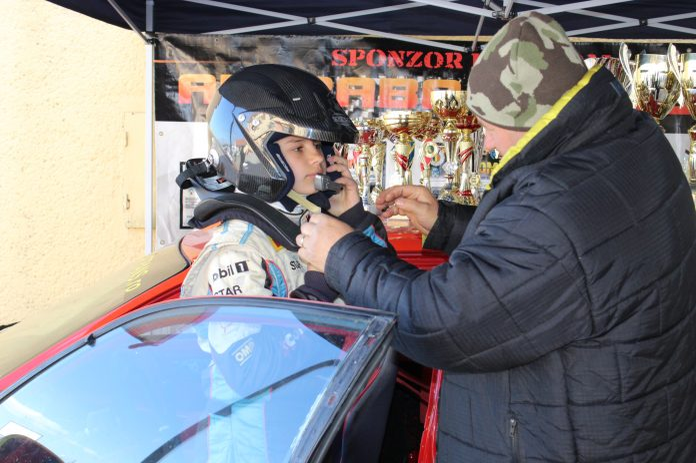 Povestea uluitoare a puștoaicei care, la 14 ani, participă la raliuri