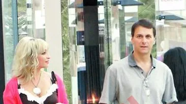 El, cu o tigara, ea, cu un barbat