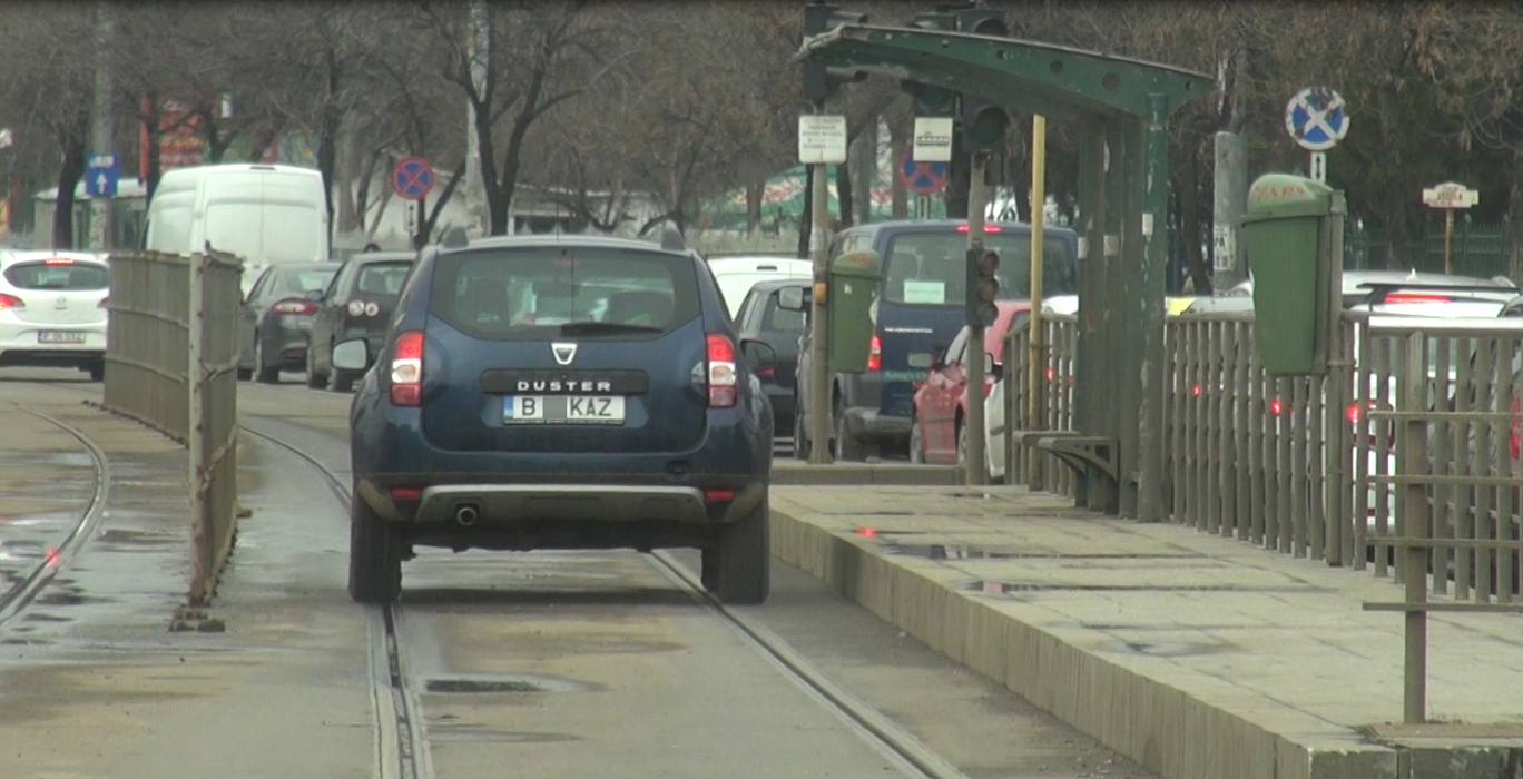 Bozo depăşeşte refugiul de tramvai