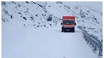 Zăpadă de 40 de cm în România! Accesul a fost limitat, drumarii muncesc de zor cu utilajele de deszăpezire