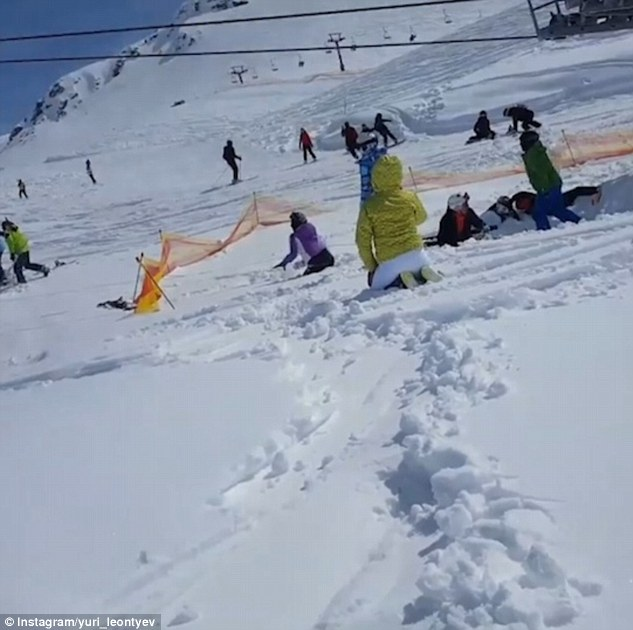 FOTO. Momente de groază într-un teleski scăpat de sub control. Turiștii au fost aruncați în toate direcțiile!