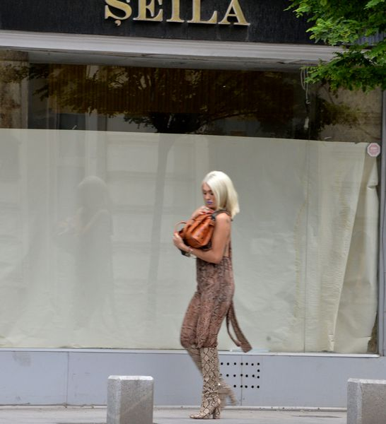 Margherita, din nou în centul atenției! Cum a ieșit la plimbare cu maimuța de companie, la care ține enorm. FOTO