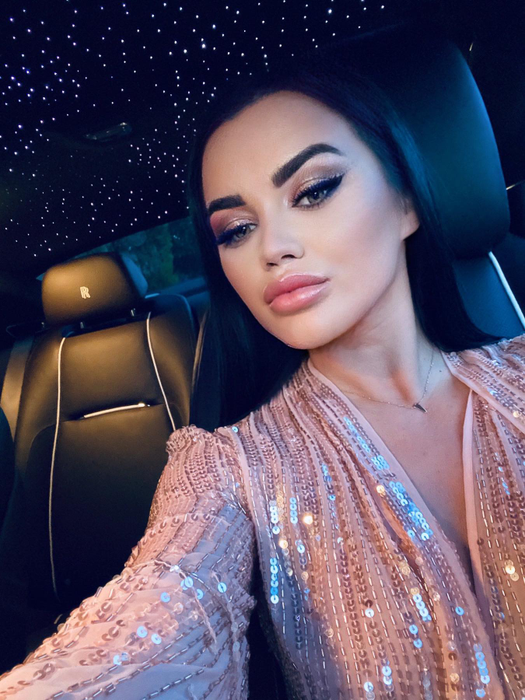 Carmen de la Sălciua se reinventează și nu încetează să-și surprindă fanii: ”Cât de naivă mă crezi”! Cântăreața apare în ipostaze HOT în bolidul de lux al lui Alex Bodi