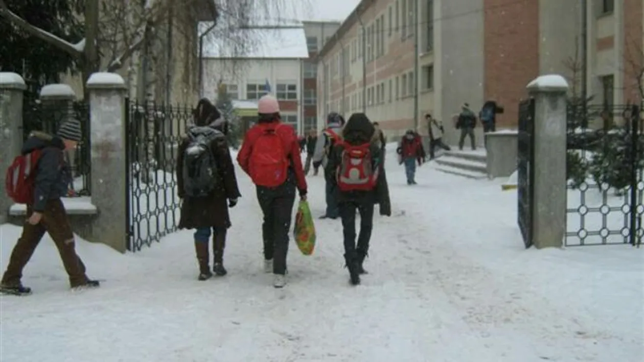 Se închid școlile! 3.000 de elevi au fost trimiși marți acasă