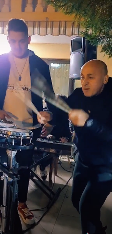 Marcel Pavel a făcut show pe ritmuri de manele, sub privirile lui Sorinel Puștiu
