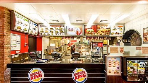O femeie a născut în toaleta unui fast-food, după ce a luat o supradoză de heroină