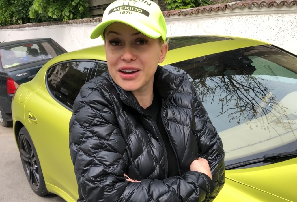 Anda Adam și-a ”asortat” bolidul de lux cu adidașii și șapca!