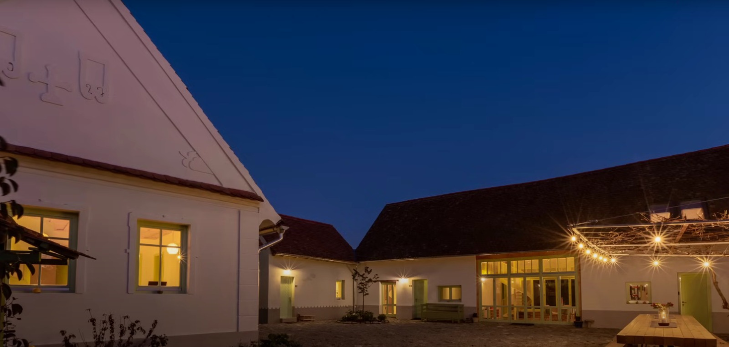 Așa arată casa imensă a lui Tudor Chirilă de la Porumbacu. Foto: captură YouTube (Inside Channel)
