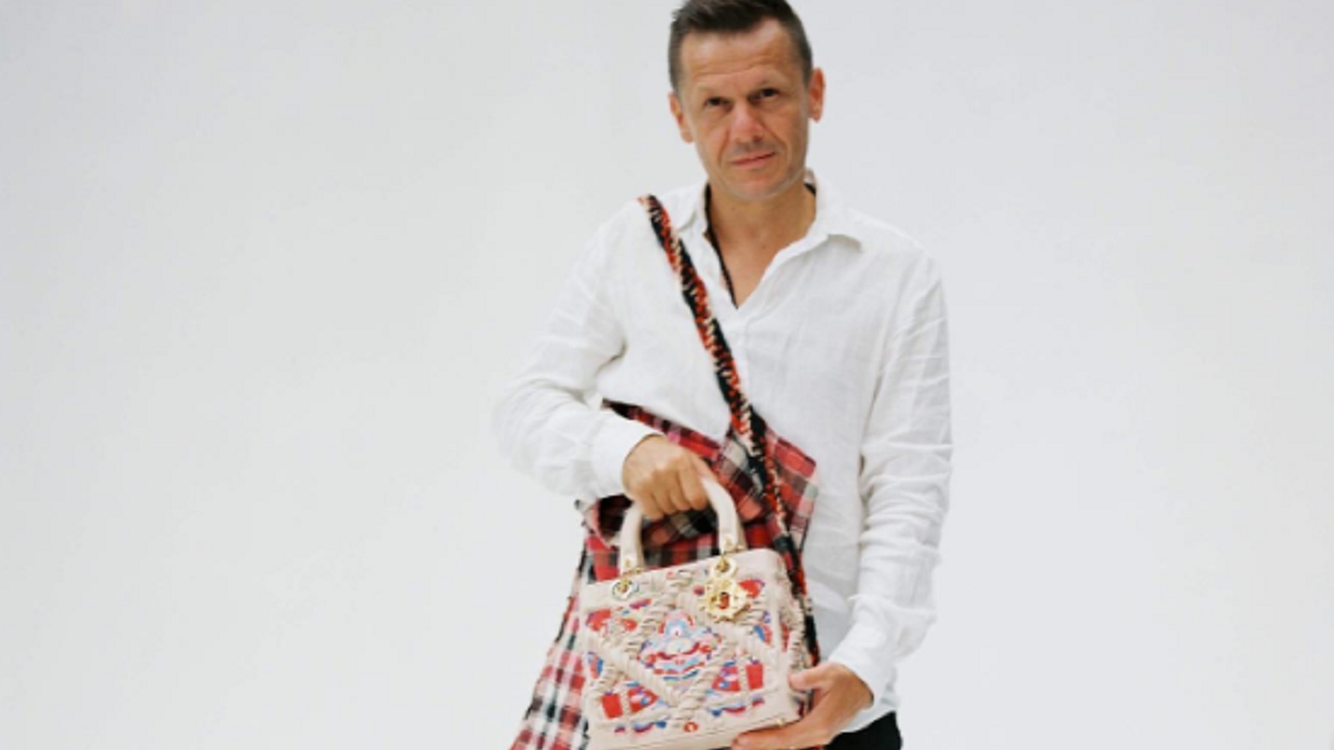 Proverbul românesc inscripționat pe ultima geantă de lux fabricată de Dior. Modelul e un tribut adus prințesei Diana