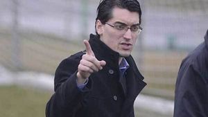 El e celebru, dar fratele lui... Şeful FRF are un ”geamăn” care urăşte fotbalul! Cum arată ”copia” lui Răzvan Burleanu