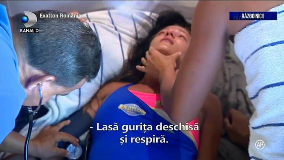 EXATLON 2. Clipe de groază pentru Beatrice. “Iubita mea, deschide gura și respiră!” Concurenta a fost scoasă afară, cu tot cu pat