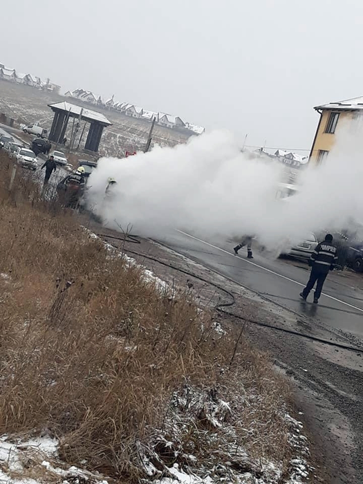 Mașina abia cumpărată a unui sucevean ghinionist a luat foc după doar câțiva kilometri (foto - stirisuceava.net)