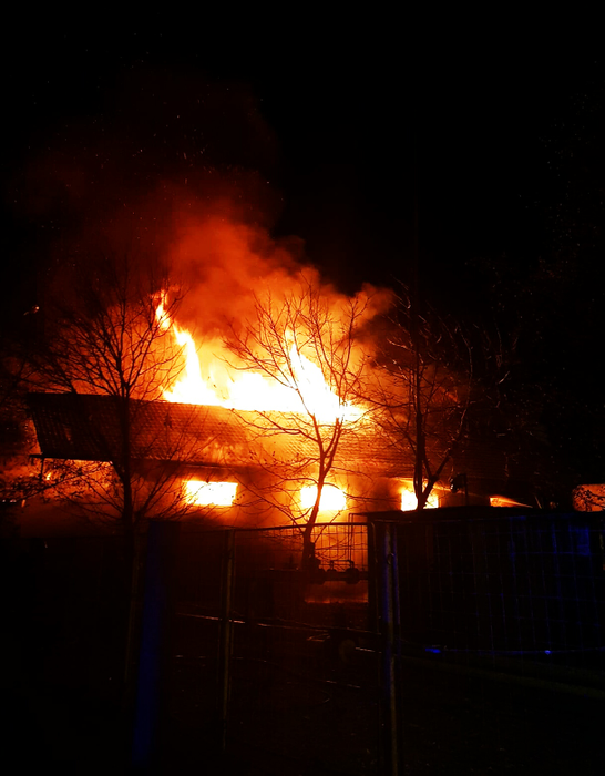 Incendiu puternic la o fabrică de mobilă din Târgoviște! Mesajul alarmant primit de localnici prin sistemul RO-Alert