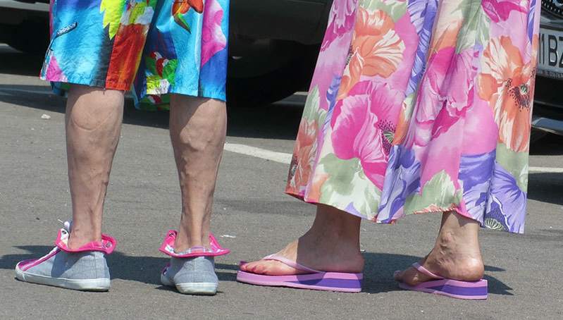 Inclusiv încălţămintea are mai multe culori