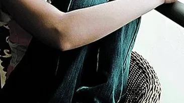 Alibec strange la piept o actrita italiana