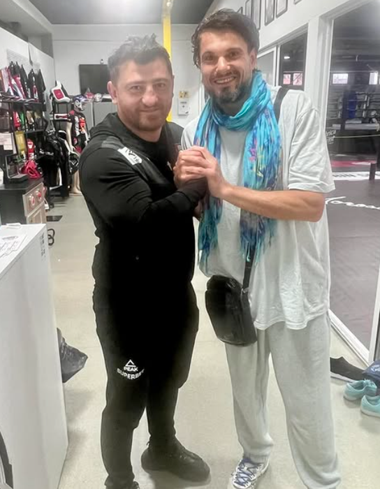 Povestea fascinantă a unui actor român care doarme într-un container și crește păsări în Tenerife! Acum se pregătește să înfrunte cele mai mari ispite la Tempting Fortune!  ”Locuiesc undeva pe câmp, am o grădină și niște găini”