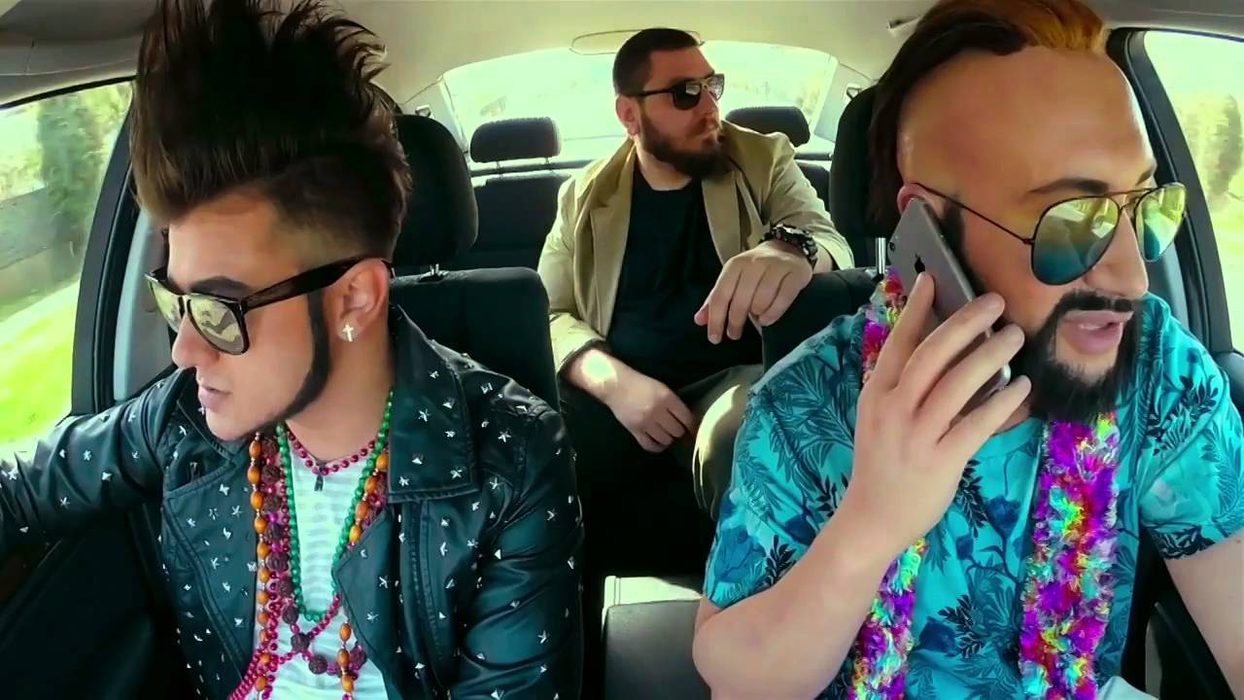 Malone (stânga), alături de Robby Roberto (dreapta) în timpul unei filmări la emisiunea "În puii meu"