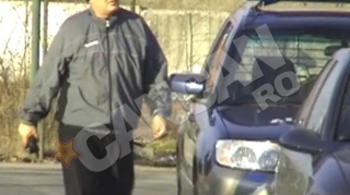 Inspectorul-sef al Jandarmeriei Mehedinti se mentine in forma pe banii statului. Merge cu Jeep-ul institutiei la antrenament