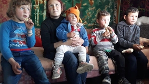 Emoționant. Povestea copiilor din Dolj care au văzut tort doar la televizor