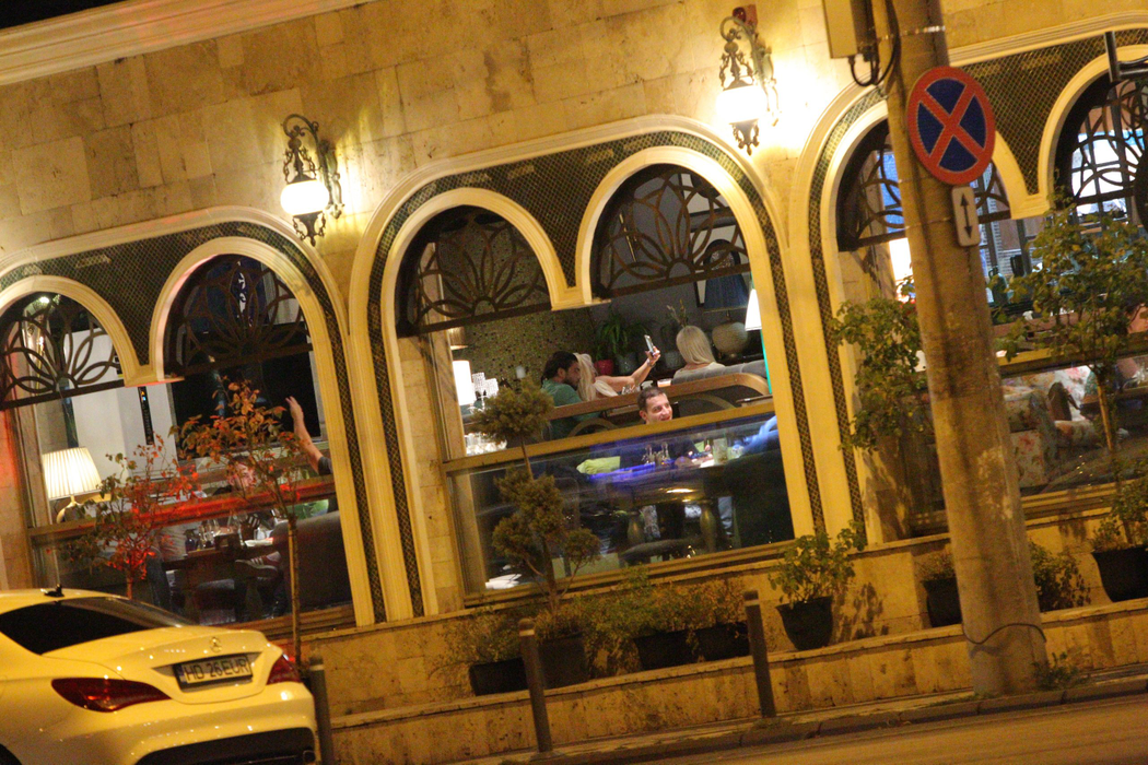 Anda Adam și noul iubit nu au făcut economie de gesturi tandre la restaurant