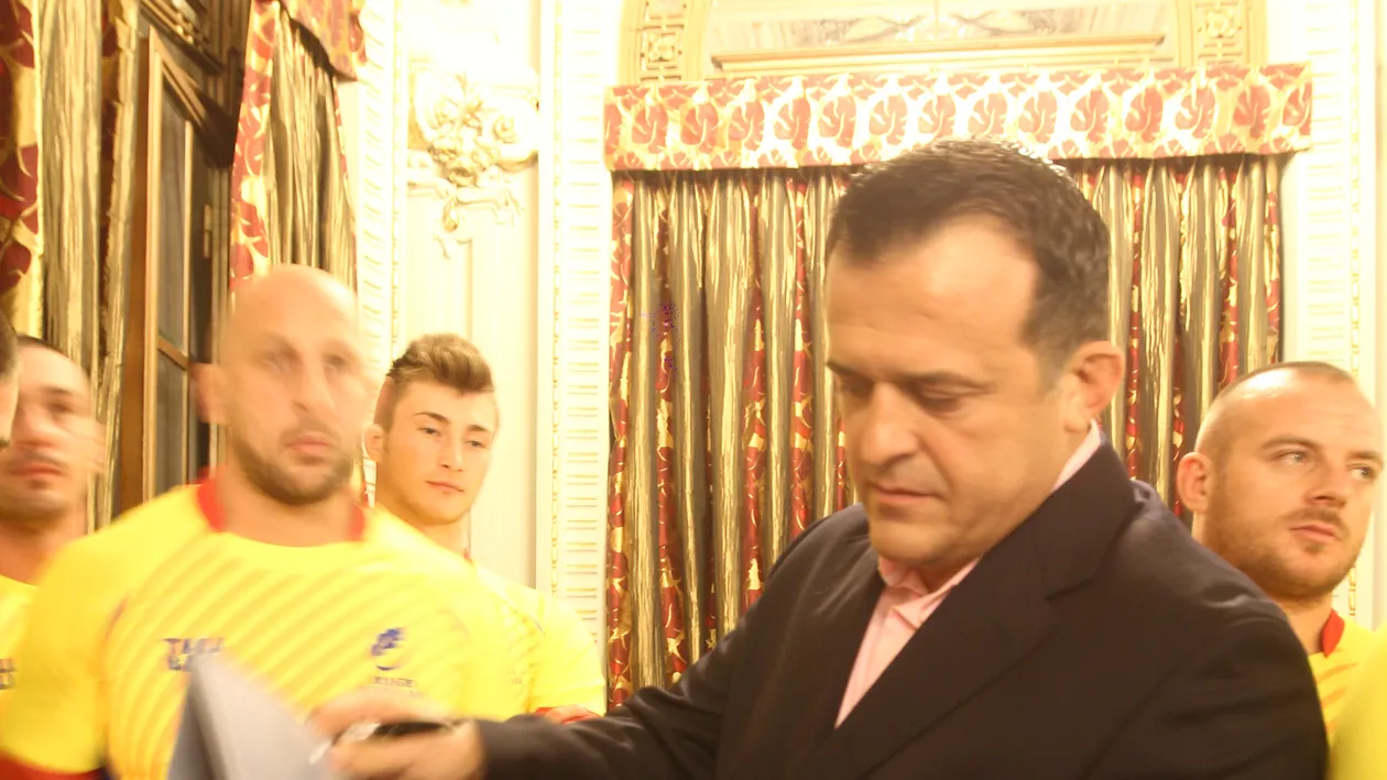 Constantin Iosef se face profesor! Vezi ce le va preda viitorilor elevi!