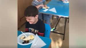 Băiețel pocnit peste față de educatoare la o grădiniță din Fetești! Chiar ea a filmat totul VIDEO
