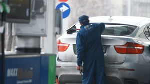 Inna l-a premiat pe cel care a avut grija de SUV-ul ei! Recompensat pentru ca i-a curatat masina!