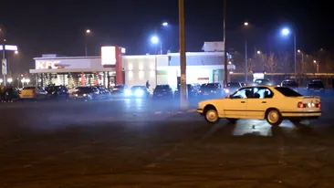 Pisicutele au zgariat asfaltul in parcarea unui magazin! Imagini ametitoare cu baietii rai care fac show cu masinile tunate