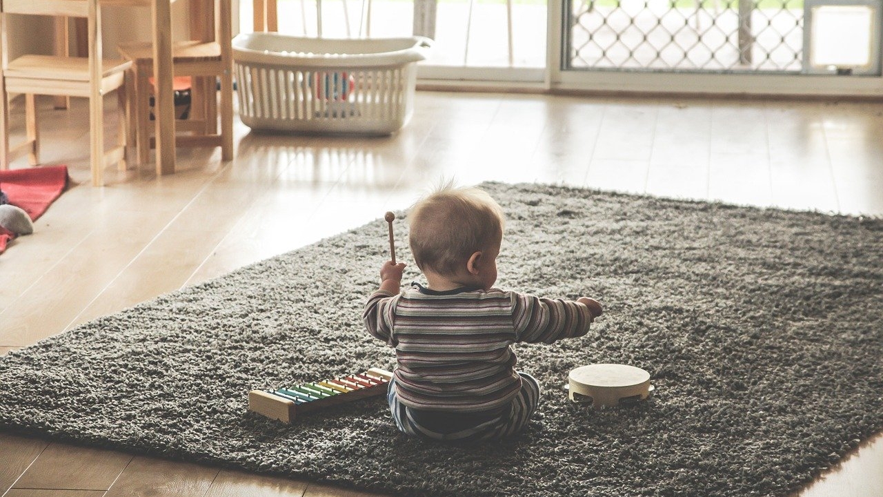Cum a reușit un copil de doi ani din Focșani să își bage în sperieți familia! Ce le-a făcut părinților