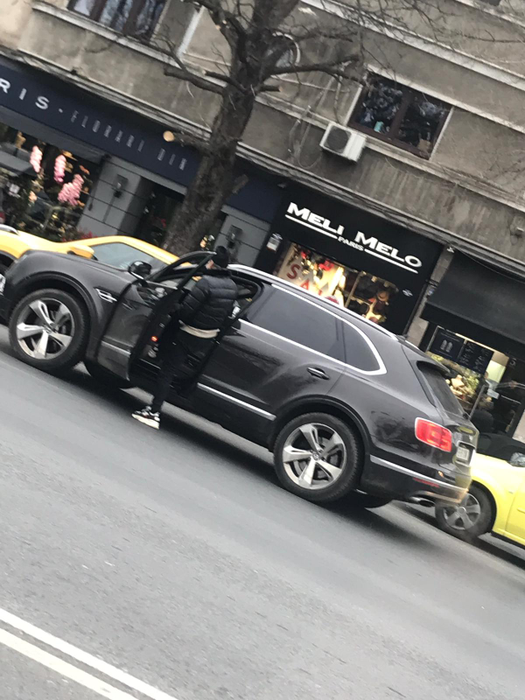 Gigi Beclai concuce un Bentley Bentayga de 250.000 de euro